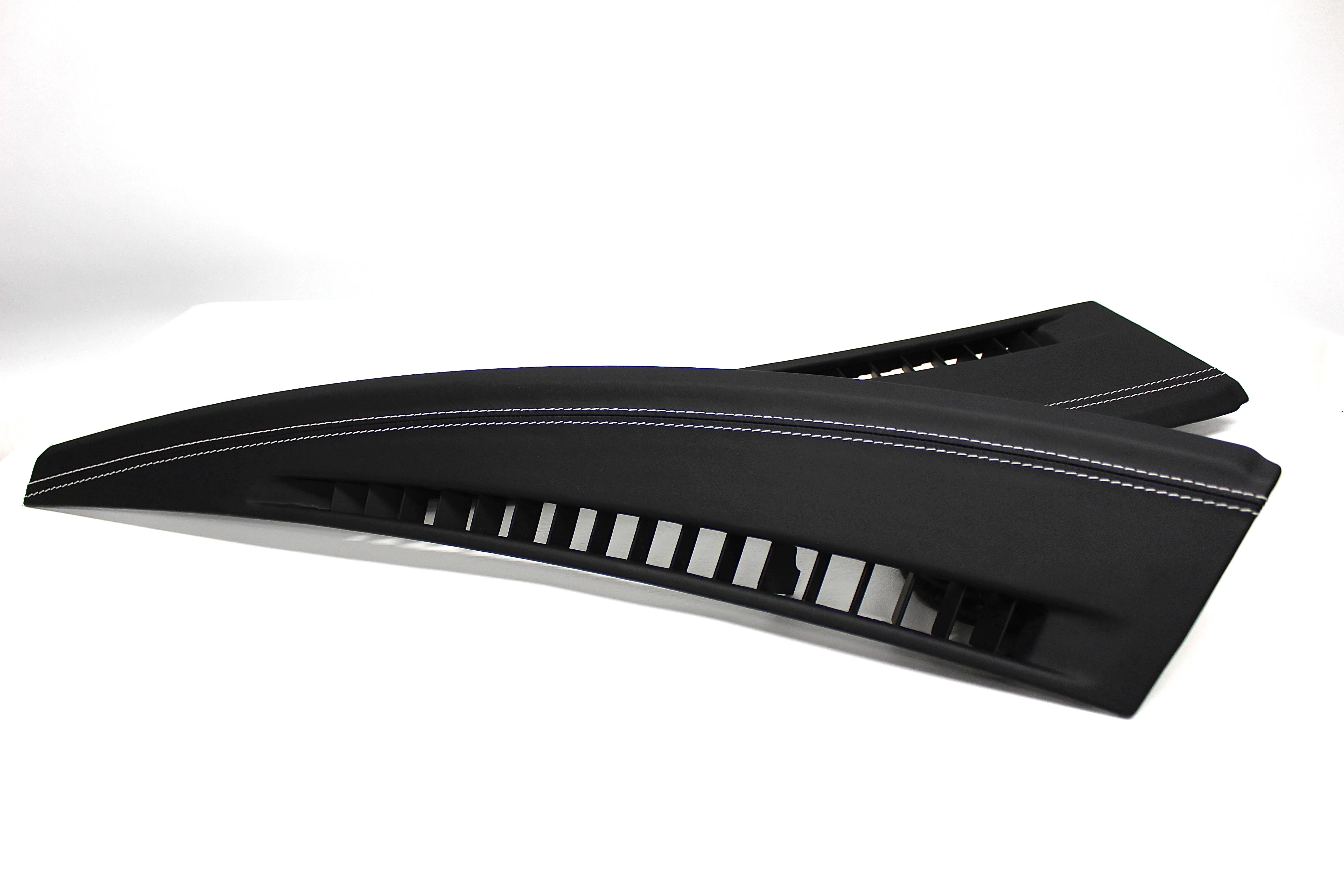 Cockpit-Trim-Paket mit Rhodium-Stitching